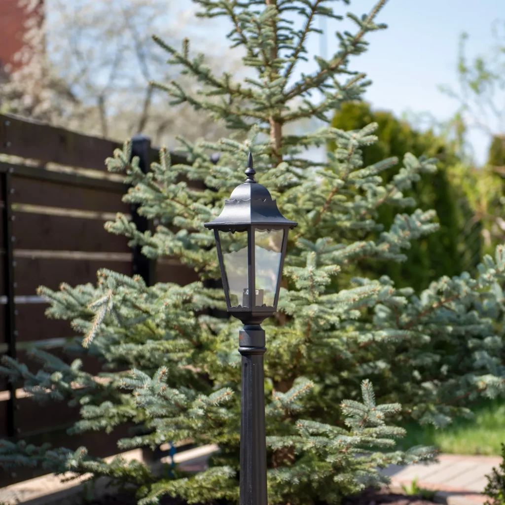 Niska zewnętrzna lampa stojąca K-6006A Czarna z serii LOZANA