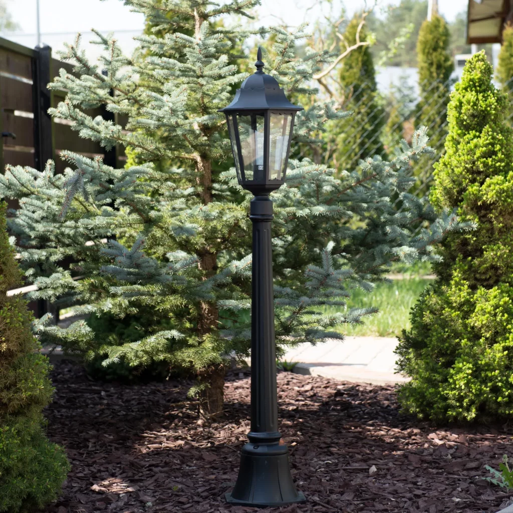 Niska zewnętrzna lampa stojąca K-6006A Czarna z serii LOZANA