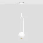 Biała lampa wisząca ze złotym, ozdobnym elementem K-5300 z serii ARLENA