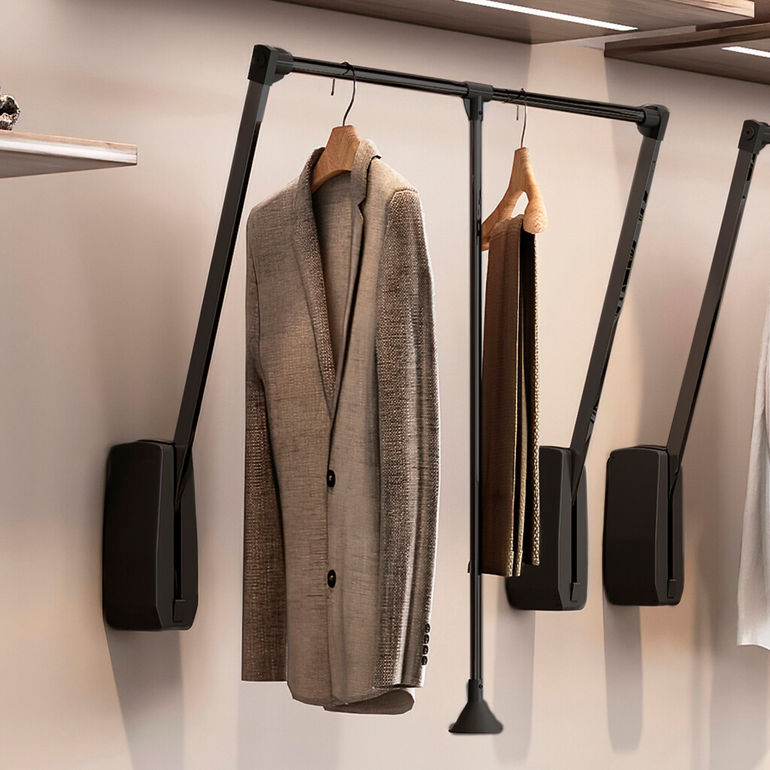 Pantograf wieszak opuszczany do ściany HANG 600-830mm Czarny EMUCA